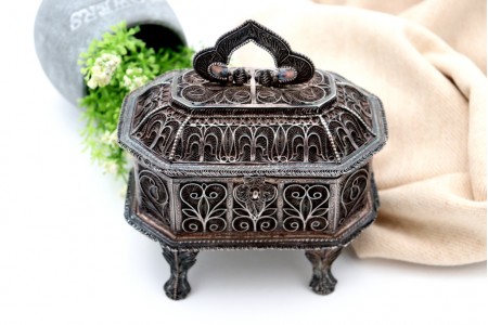 Guarda joias em prata de filigrana com relevos e recortes, pega perlada 